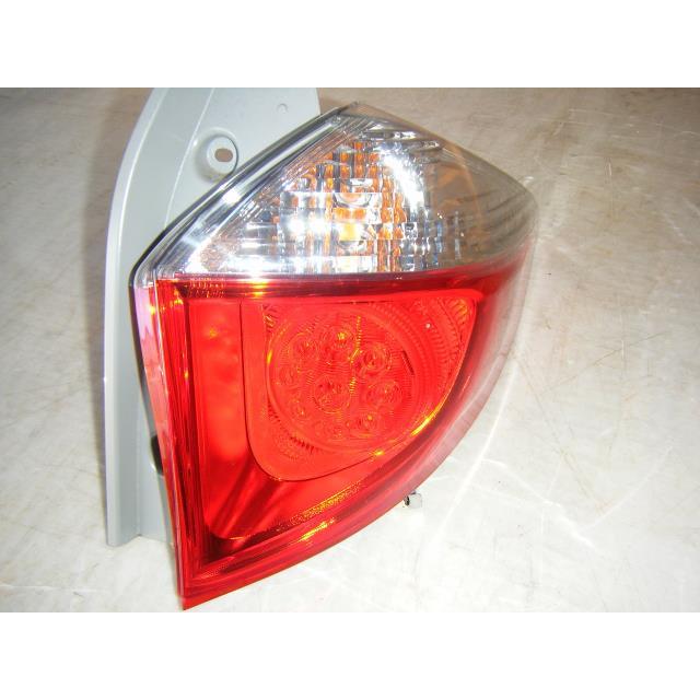 ラクティス DBA-NCP120 右テールランプ ストップランプ ブレーキランプ