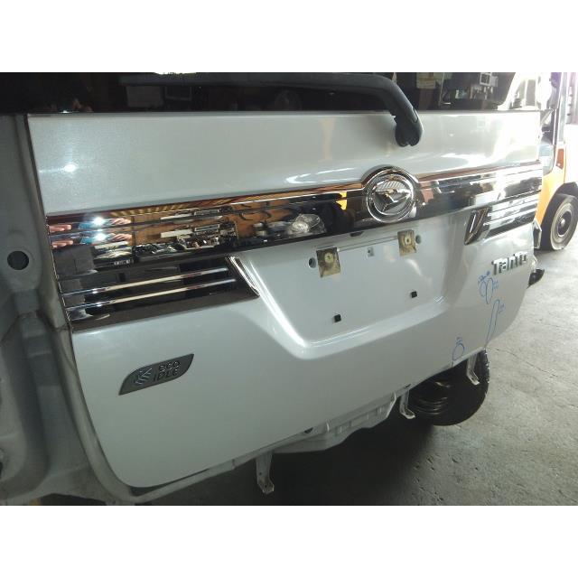 タント DBA-LA600S バックドア リアゲート カラー番号W24 パール