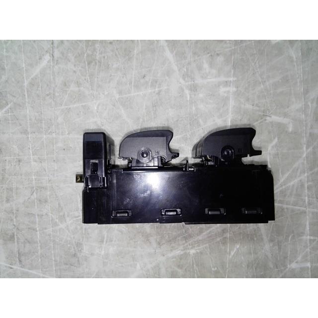 タント DBA-LA600S パワーウインドウスイッチ 純正品番84820-B2440