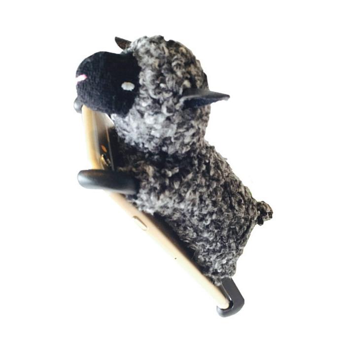 もふもふが気持ちい かわいい動物のぬいぐるみケースです Iphonese 第２世代 Iphone8 Iphone7 Iphone6 6s Zoopy 羊 ダークグレイ ぬいぐるみ ケース 169 A S Store 通販 Yahoo ショッピング