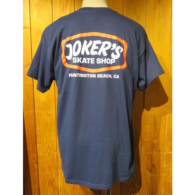 カリフォルニア ハンティントンビーチのスケボーショップ [JOKERS SKATE SHOP] オリジナル Tシャツ ネイビー（メンズ）M/L