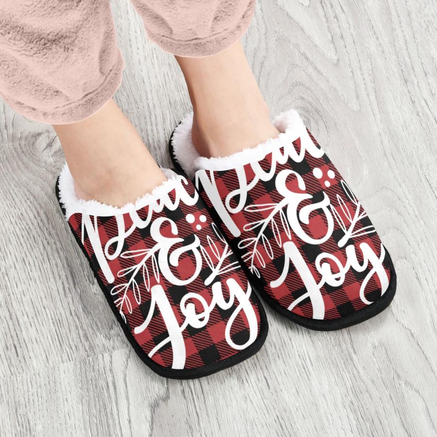 【並行輸入品】Boccsty Peace Joy Spa Slippers Red Black Tartan Plaid Christmasの画像