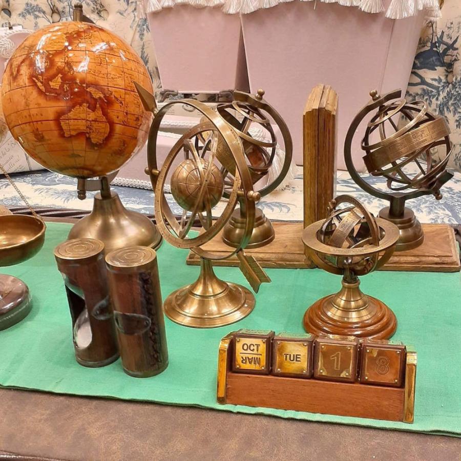 アンティーク　天体儀デザイン 置時計 真鍮風 インテリア 北欧 高級感 ギフト用 天球儀 おしゃれ 真鍮製 アンティーク風 星座 座標 経度 緯度 雑貨