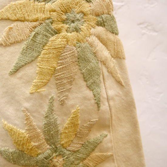 中国長城 中国長城 USA フラワー刺繍リメイクパンツ イエロー 中国長城 中国長城 USA フラワー刺繍リメイクパンツ イエロー