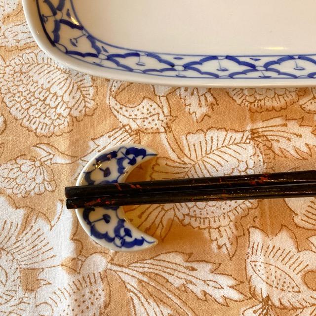 タイ　青白陶器　パイナップル柄月型箸置き　タイ料理　アジアン料理　民芸品　ムーン箸置き　ブルー＆ホワイト　陶磁器　 | 