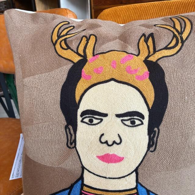 TOPANGA Homefurnishing Art Embroidery Cushion Cover　45×45cm　D　アートエンブロイダリークッションカバー　ベージュ　フリーダ　刺繍　 |  | 01