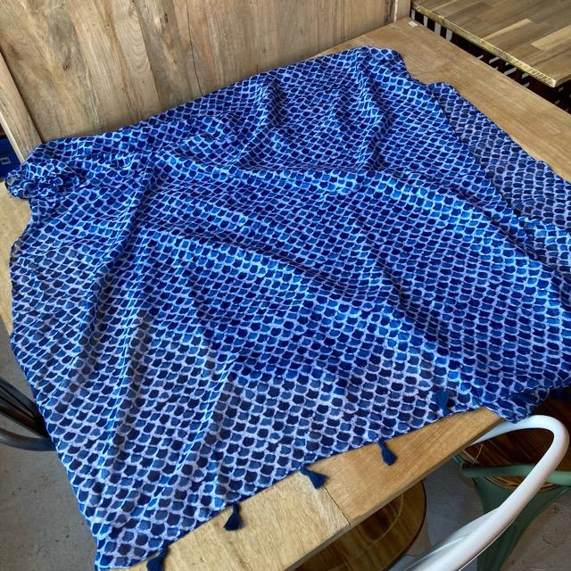 TOPANGA Accessory　スムースタッセルビッグストール　Scales　ブルー　藍色　スカーフ　ショール　マフラー　大判ストール　羽織　薄手　フリンジ　冷房対策 |  | 05