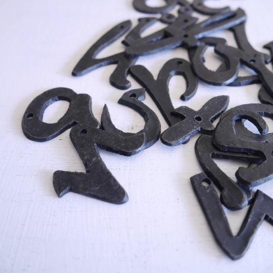 ⚫️SEA アイアンアルファベット　ディスプレイサイン　特大　美品 アイアン アルファベットプレート筆記体 (メール便可) : 輸入