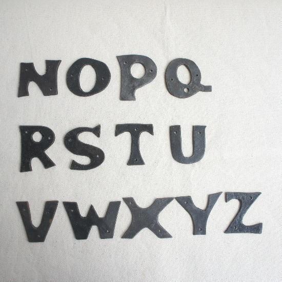 アイアンアルファベットプレート 大 (メール便可) : 輸入雑貨屋 BON