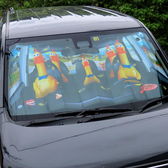 ラバー チキン オート サンシェード Rubber Chickens Auto Sunshade 車 フロント 日除け 紫外線 カー用品 おもしろ Acco Foothill Gardens 通販 Yahoo ショッピング