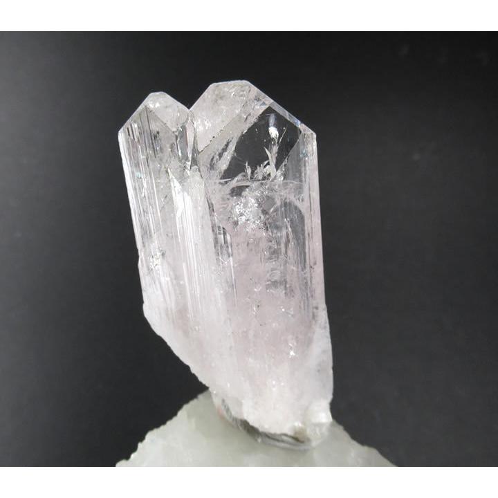 ピンクダンビュライト結晶 高品質 透明 原石 虹あり danbu201