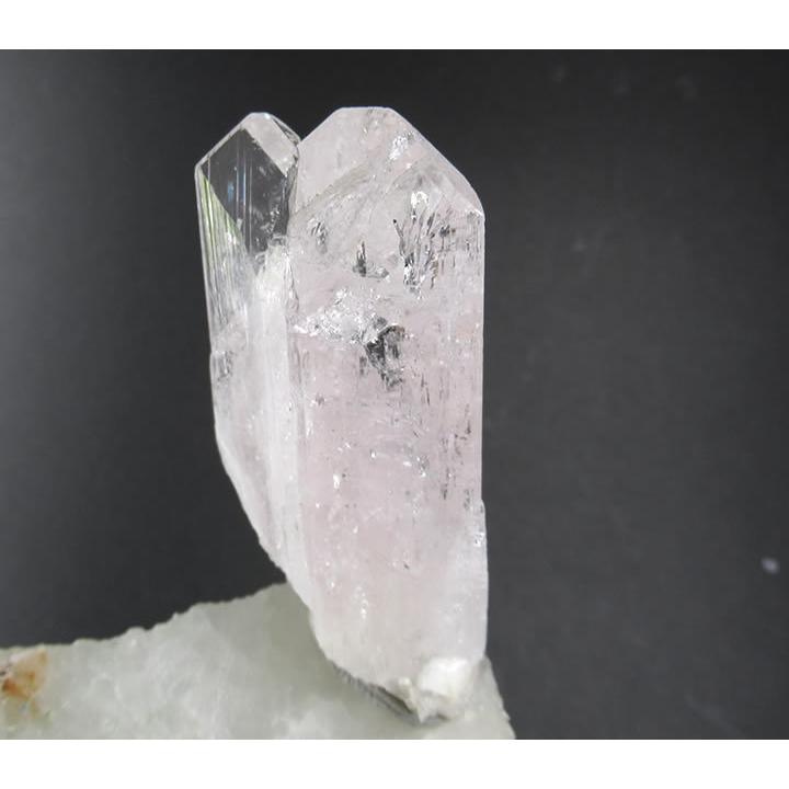 ピンクダンビュライト結晶 高品質 透明 原石 虹あり danbu201