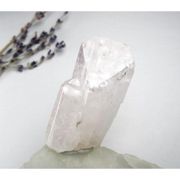 ピンクダンビュライト結晶 高品質 透明 原石 虹あり danbu203