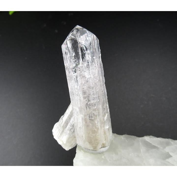 ピンクダンビュライト結晶 高品質 透明 原石 虹あり danbu204