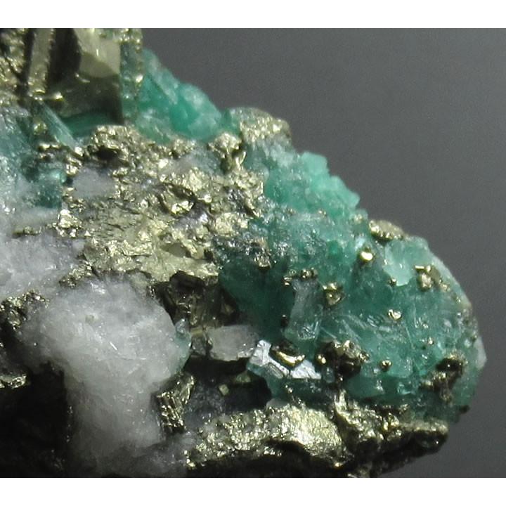 コロンビア ムゾ鉱山産 エメラルド母岩付き 原石 一部に透明結晶のある稀有な原石 鮮やかなグリーンと金色のパイライトが美しい 愛 幸福 人生のすべての中に Eme0 ラベンダーストーン 通販 Yahoo ショッピング