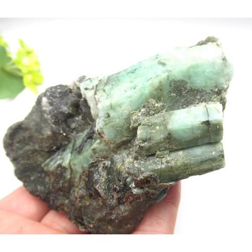 エメラルド結晶母岩付き原石 黒雲母 バイオタイト共生 ほぼ全体が 