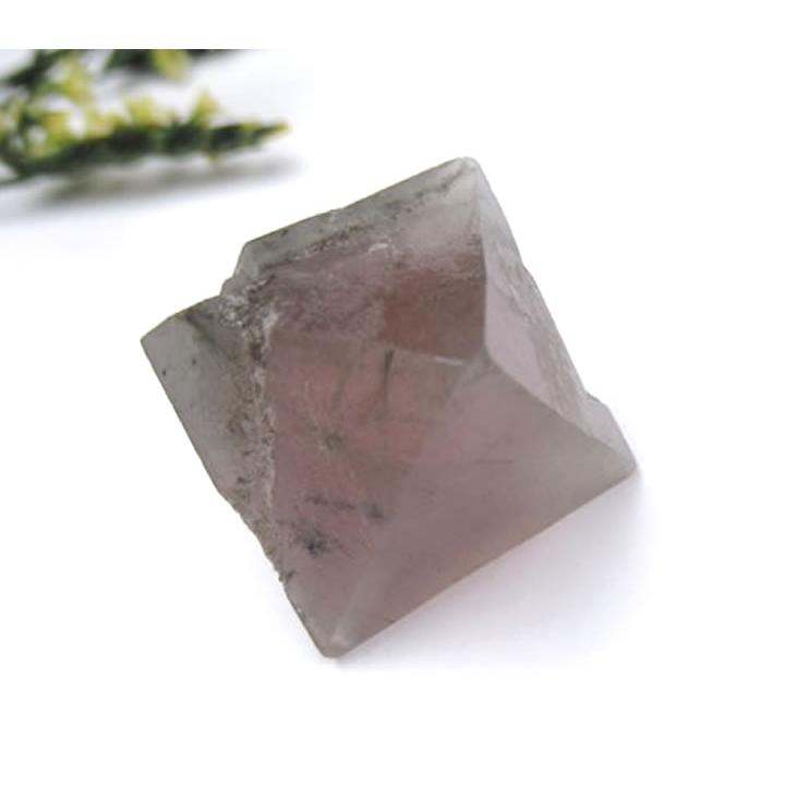ピンクフローライト 八面体結晶 11.2g 内モンゴル産 透かして見ると