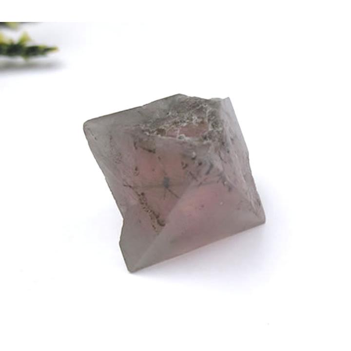 ピンクフローライト 八面体結晶 11.2g 内モンゴル産 透かして見ると
