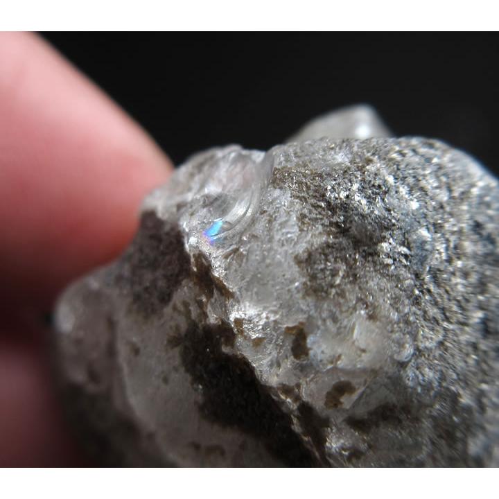 ロシア産フェナカイト原石13.5g 虹あり 透明感のある個所に美しい虹が