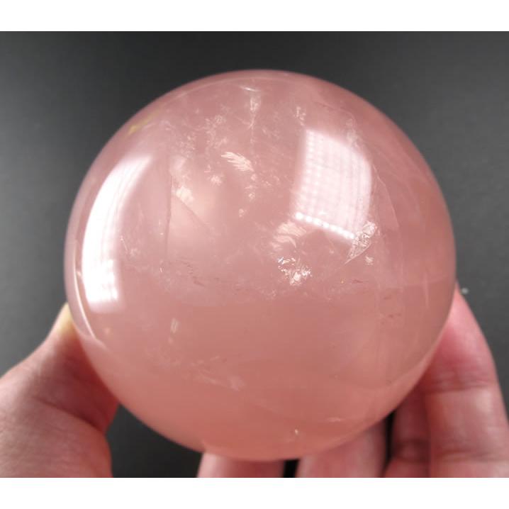スターローズクォーツ スフィア 丸玉 虹あり 78mm 643g ディープカラー 'ピンクの龍神と観音様’ 神の愛につながる 愛の女神 天然石 rose086の画像