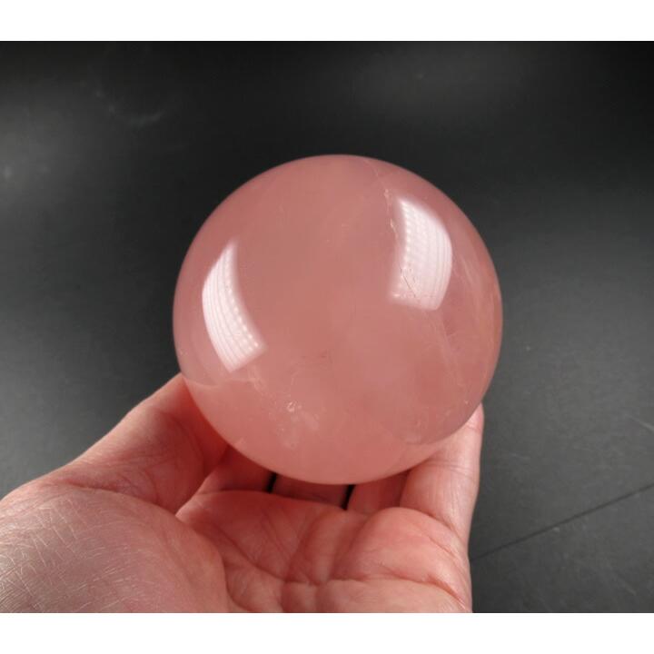 スターローズクォーツ スフィア 丸玉 虹あり 78mm 643g ディープカラー 'ピンクの龍神と観音様’ 神の愛につながる 愛の女神 天然石 rose086の画像