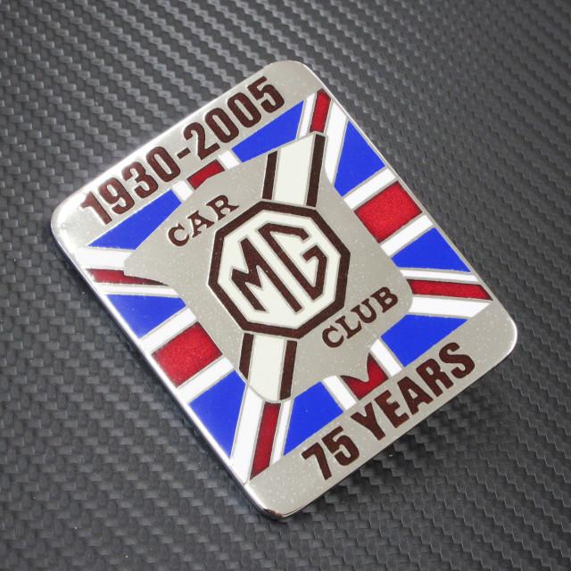 MG CAR CLUB 75YEARS 1930-2005 カーバッジ : AC MINDS AUTOJUMBLE 