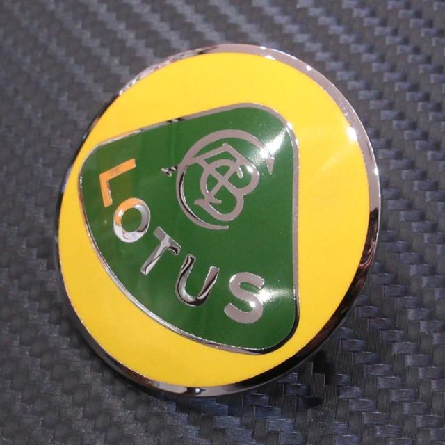 ロータス LOTUS エナメル ピンバッチ ピンバッジ 英国製　クラシックカー LOTUS ロータス ノーズバッジ グリーン＆イエロー 旧ロゴタイプ 七宝