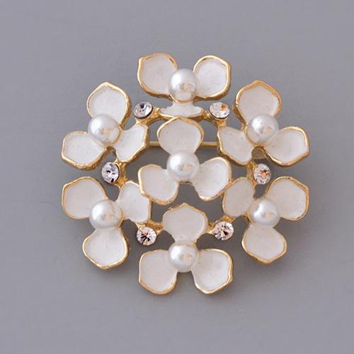 爆売りセール開催中 ブローチ 花 フラワー パール ホワイト 上品 レディース 華やか 結婚式 入学式 卒業式 スーツ ジャケット Karolinemedeiros Com Br