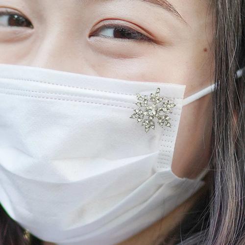ニッケルフリー マスク アクセサリー 冬 雪の結晶 マスクピアス マスクチャーム レディース 金属アレルギー マスクのおしゃれ Mh54 アクセサリーウインドミル 通販 Yahoo ショッピング