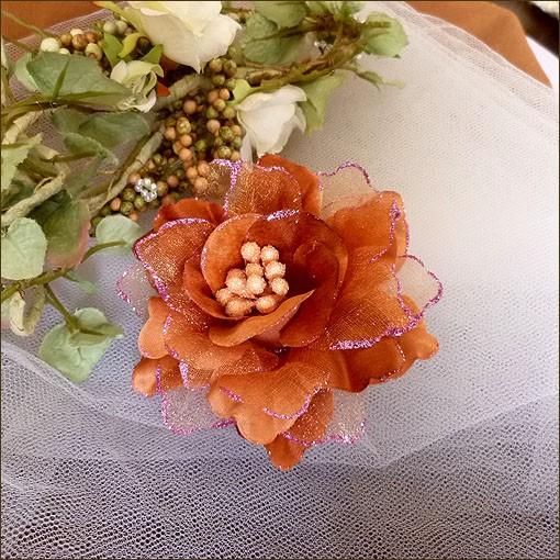 フォーマルにもカジュアルにもオーガンジー コサージュオレンジヘア