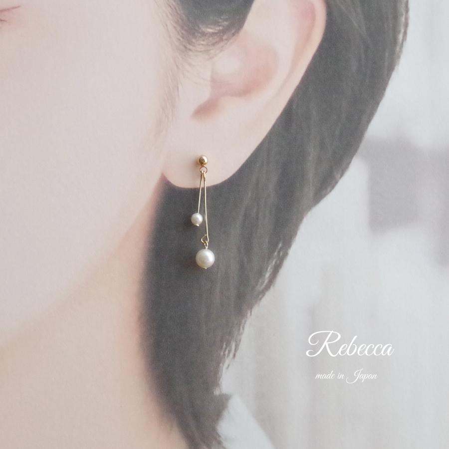ゴールドのロゴイヤリング パール 揺れ揺れ イヤリング 揺れ感 スタイリッシュ ゴールドイヤリング 揺れる