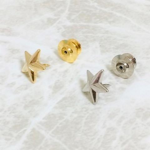 開きすぎた首元にモードピン スター 星 タックピン ブラウス