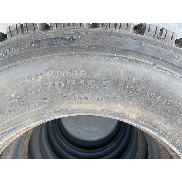 ★スタッドレス★バリ溝★245/70R19.5 ブリヂストン製 W910 リトレッドタイヤ 再生タイヤ 更生タイヤ 冬タイヤ 8本 (3)の画像