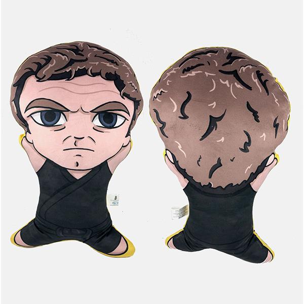 コブラ会 フィギュア ピロー クッション 枕 グッズ ジョン クリーズ 空手 Cobra Kai シーズン3 ネットフリックス ベストキッド