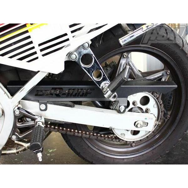 CBR400F ブラック チェーンケース 新品 ロゴイリ CBR400F ロゴイリ チヂミ塗装 チェーンケース 黒 : エーシーピー二輪