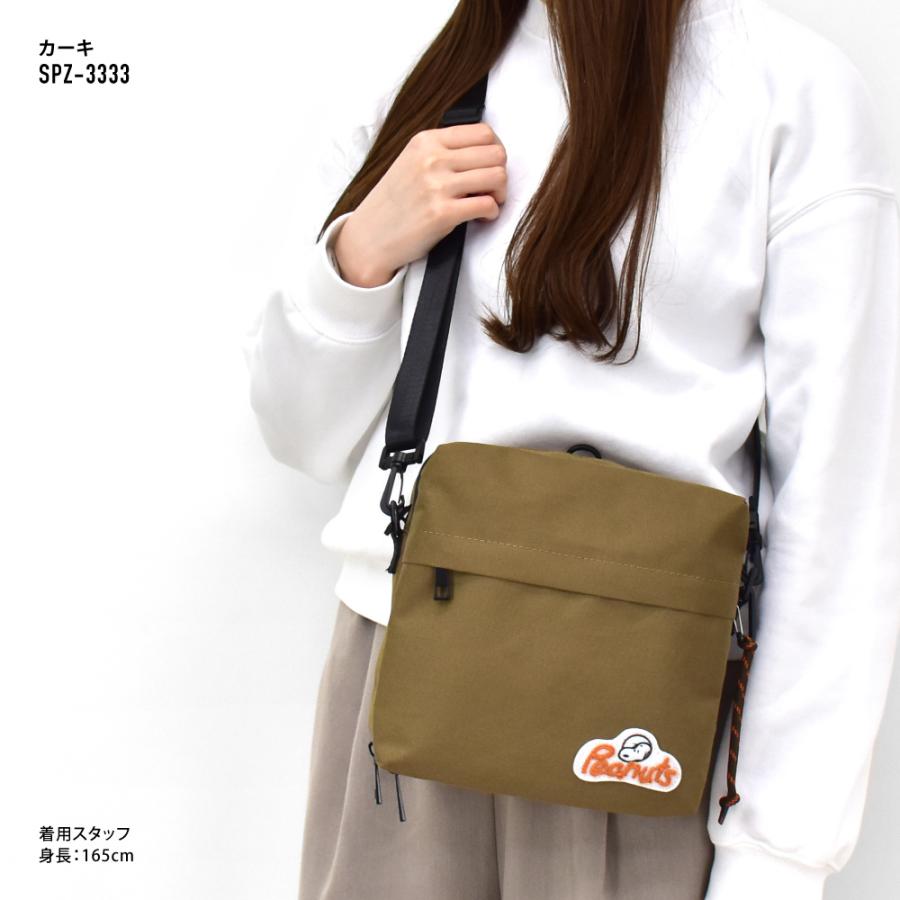 SNOOPY スヌーピー ショルダーバッグ スクエア 撥水 小さめ SNOOPY スヌーピー ショルダーバッグ スクエア 撥水 小さめ