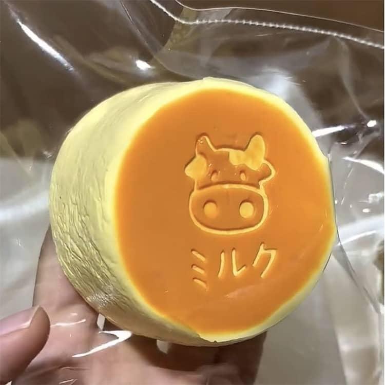 スクイーズケーキおもちゃ 水感スクイーズ 牛乳ケーキ スクイーズ ストレス解消 癒し 万能アイテム ぷにぷに弾力 低反発ソフト握り心地 伸縮自在 子供 |  | 02