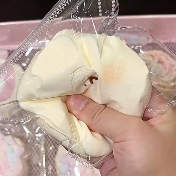 スクイーズケーキおもちゃ 水感スクイーズ スティッキーボール 大福 スクイーズ 餅 食べ物 伸縮性 ストレス解消 弾力性が高 袋に押し込んで ゆっくり |  | 04