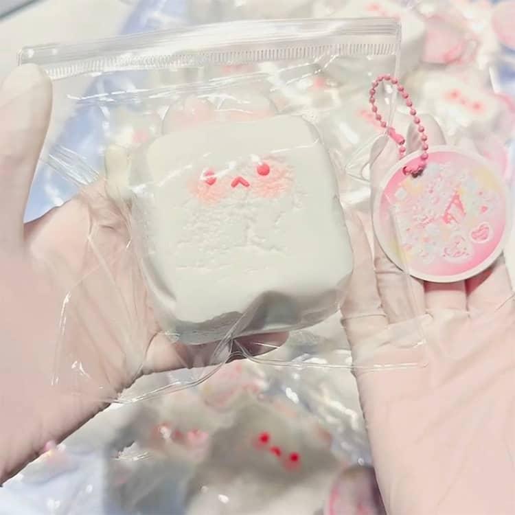スクイーズ 大サイズ 小サイズ うさぎ 餅 肉球 感触 プッシュ  低反発 大福 ぷにぷに ふわふわ ぬいぐるみ おもちゃ かわいい 握る ストレス解 |  | 02