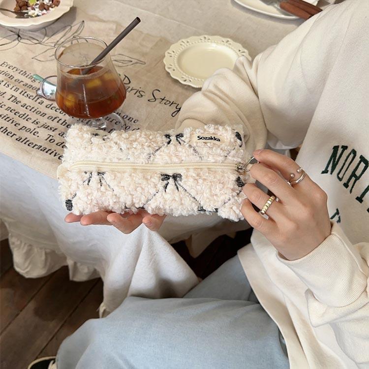 ペンケース かわいい リボン刺繍 もこもこ 大容量 高校生 筆箱 筆入れ ペン入れ ペンポーチ 化粧ポーチ ふわふわ 小学生 中学生 化粧品収納 小物 |  | 03