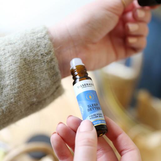 Tisserand Sleep Pulse Point Roller Ball Sleep Better 睡眠用ロールオンアロマオイル (ラベンダー・サンダルウッド・ジャスミンの香り）10mL |  | 01