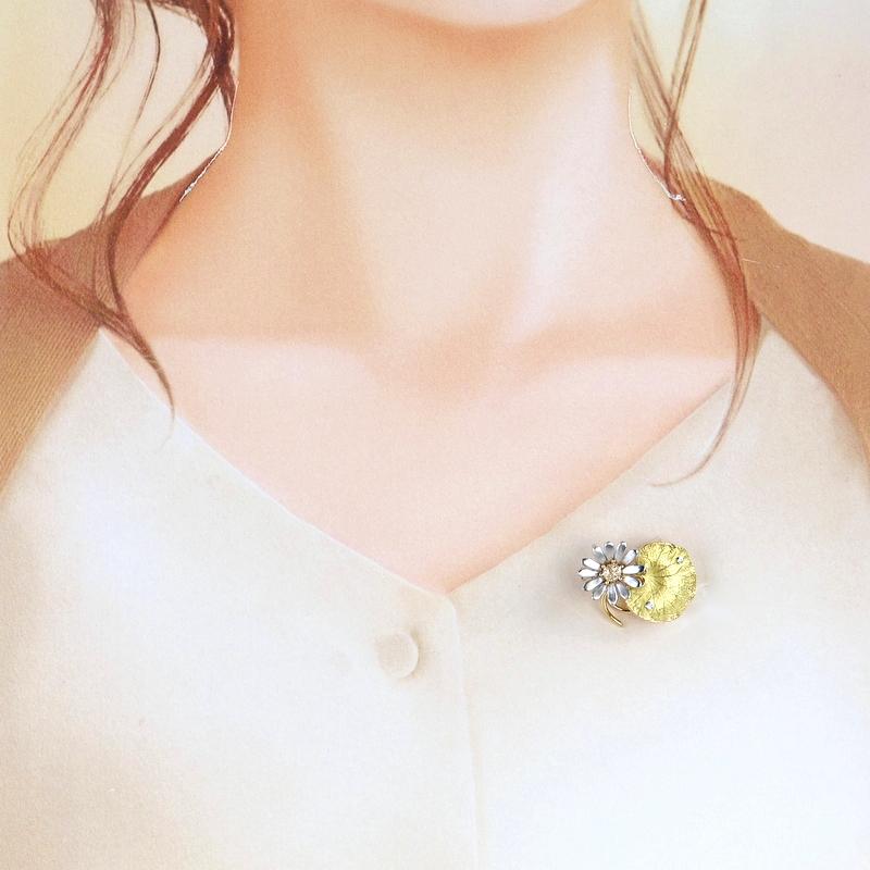 石川暢子 ブローチ アズタイム 蕗と花 K18YG×WG×Pt900 ダイヤ入り