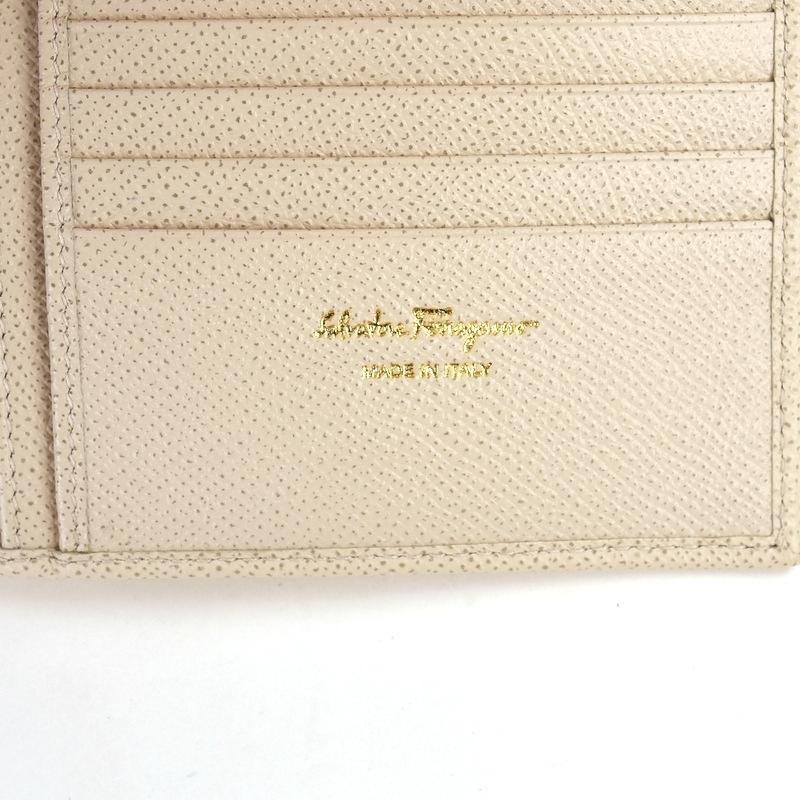 FERRAGAMO（フェラガモ） レディース 二つ折り財布 アイボリー ガン