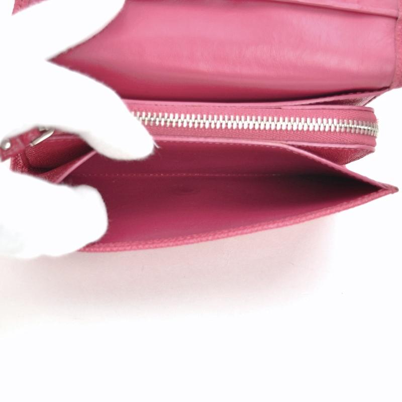 ロエベ　ピンク レザー 二つ折り財布 幸せな毎日を約束する！ロエベの新色「ピンク財布」3選 | Precious.jp