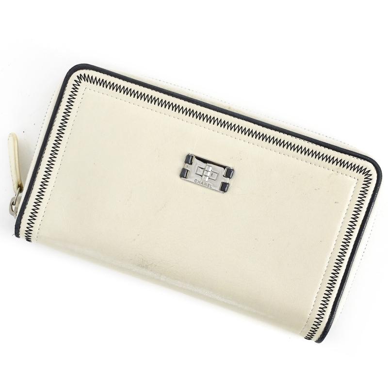 CHANEL 2.55 シャネル 長財布 ホワイト レザー ラウンドファスナー長
