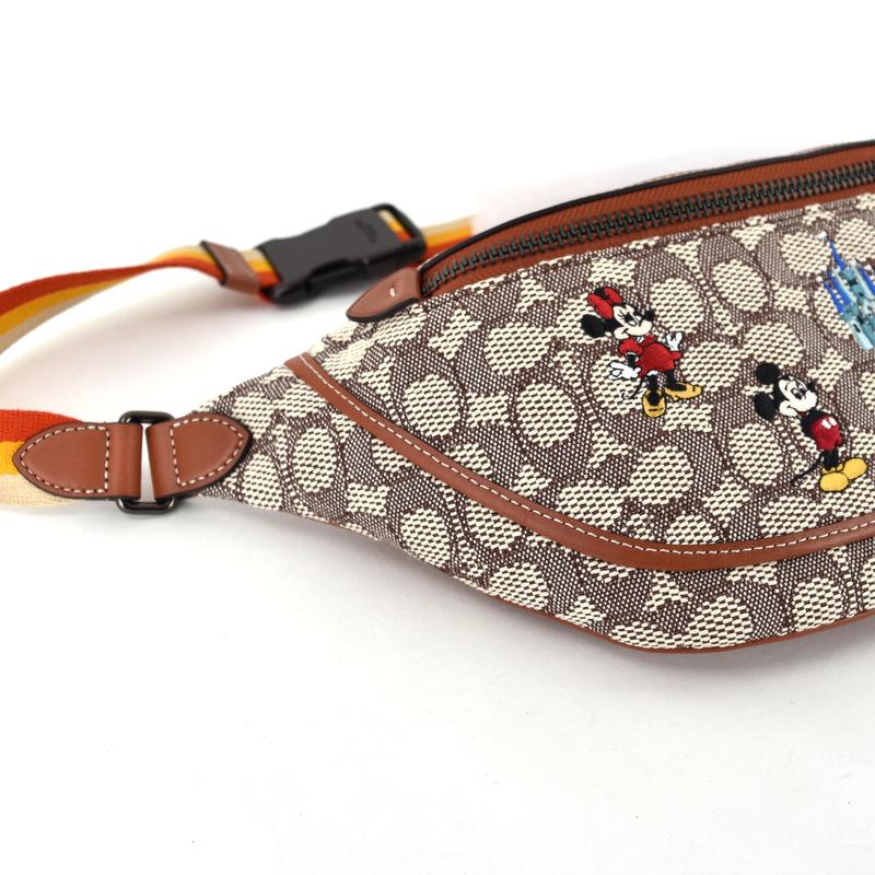 美品　コーチ　ボディバッグ　シグネチャー　ミッキー　刺繍　斜め掛け　ベージュ COACH（コーチ） バッグ ショルダーバッグ 斜め掛け 新作セール COACH