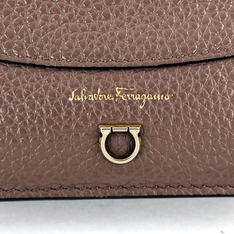 未使用 Salvatore Ferragamo レザー二つ折り財布　グレージュ FERRAGAMO フェラガモ 財布 グレージュ 二つ折り財布 レディース