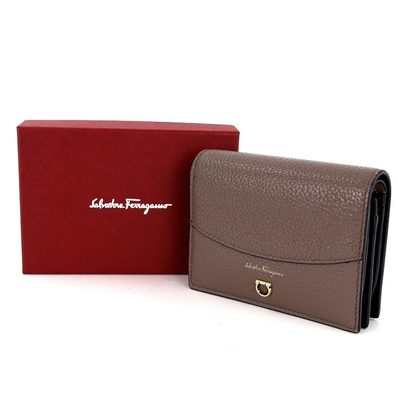 未使用 Salvatore Ferragamo レザー二つ折り財布　グレージュ FERRAGAMO フェラガモ 財布 グレージュ 二つ折り財布 レディース
