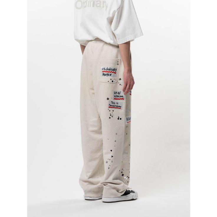 メゾン ミハラヤスヒロ / Maison MIHARA YASUHIRO エンベリッシュド ステッカー スウェット パンツ - Embellished Sticker Sweat Pants (WHITE)の画像