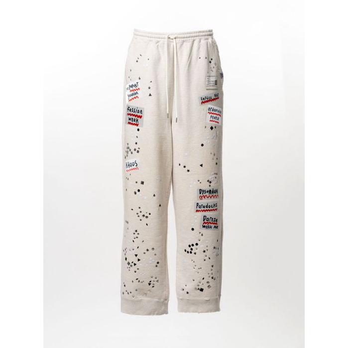 メゾン ミハラヤスヒロ / Maison MIHARA YASUHIRO エンベリッシュド ステッカー スウェット パンツ - Embellished Sticker Sweat Pants (WHITE)の画像